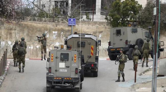 الاحتلال الإسرائيلي يعتقل 16 فلسطينياً على الأقل من الضفة الغربية