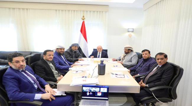 مجلس القيادة الرئاسي يوجه باستكمال عودة جميع مؤسسات الدولة للعمل من عدن 