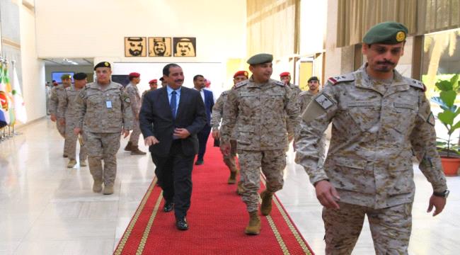 وزير الداخلية يلتقي قائد القوات المشتركة 