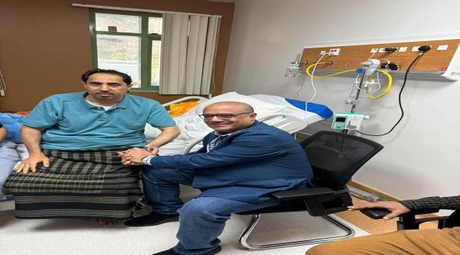 وزراء وقيادات سياسية وأمنية وعسكرية وشخصيات قبلية واجتماعية ومواطنين يزورون وزير الشباب والرياضة للاطمئنان على صحته.."صور"
