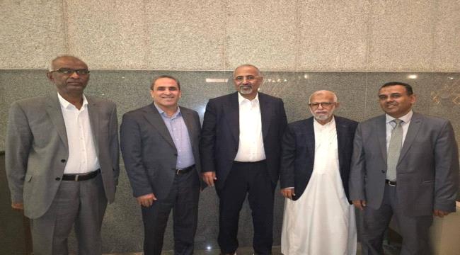 عيدروس الزبيدي يستضيف قيادات من حزب التجمع اليمني للإصلاح ويؤكد على أهمية وحدة الصف والتواصل المستمر.."صورة"