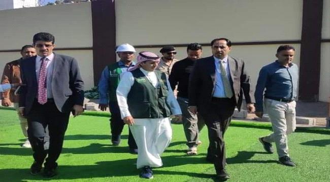 عاجل وبالصور | وزير الشباب والرياضة يدشن فرش العشب الصناعي بملعبي نادي الميناء والروضة في عدن
