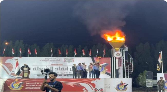 مسؤول حكومي: دمعت عيني أثناء العروض الشبابية التي قدمتها مفوضية الكشافة والمرشدات التابعة لوزارة الشباب والرياضة بقيادة نايف البكري الذي كان حاضرا بروحه حفل إيقاد شعلة سبتمبر بمأرب