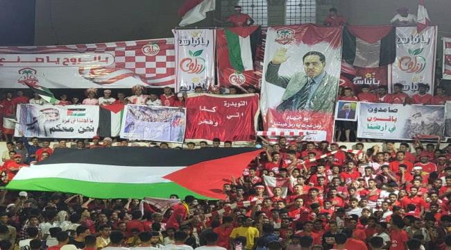 جماهير تريم ترفع صورة الوزير نايف البكري في نهائي بطولة عيد الفطر للكرة الطائرة تقديرًا لجهوده ودعماً لرياضة حضرموت