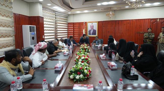 محافظ المهرة يلتقي اللجنة التحضيرية للجمعية التعاونية الاستهلاكية ويؤكد دعمه لها