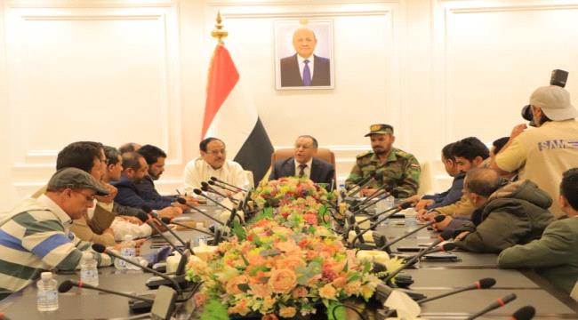 وزير الصناعة والتجارة يعقد اجتماعاً موسعاً في مأرب ويزور مجمع هيلان الصناعي