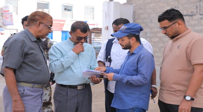 الوكيل قويزان يناقش مشروع الطاقة الشمسية لمركز الغسيل الكلوي بالغيضة 