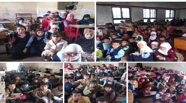 الفنانة ماريا قحطان تتبرع بكراسي لطلاب مدرسة عمر بن الخطاب في إب