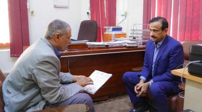 محافظ شبوة" يوجه بصرف 70 الف دولار لتعزيز إمدادات المياه بمدينة عتق .