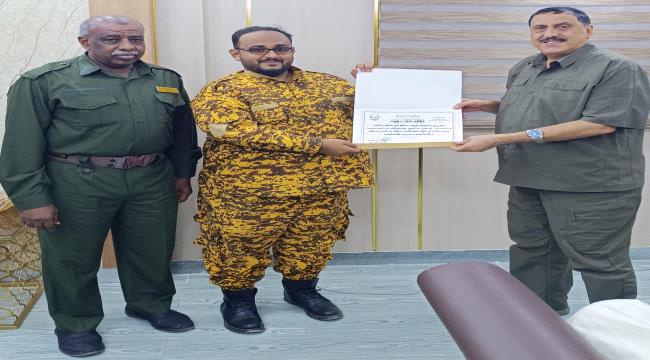 مدير أمن عدن يكرّم قائد حرس المنشآت بالمنصورة تقديرًا لجهوده الأمنية المتميزة