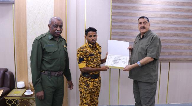 مدير أمن العاصمة يكرم محمد مهدي تقديرًا لجهوده الأمنية المتميزة