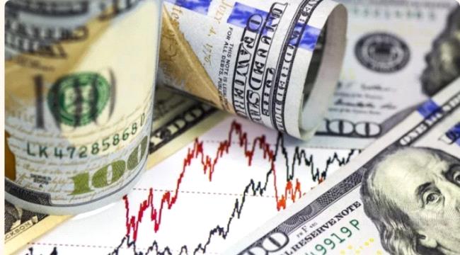 الدولار يتراجع بعد بيانات التضخم في الولايات المتحدة  