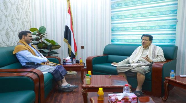 محافظ المهرة بن ياسر يطّلع على الوضع التمويني من مدير الصناعة والتجارة بالمحافظة