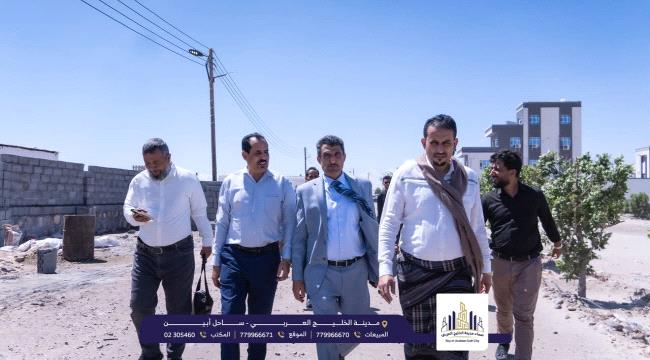 الأمين العام المساعد لمجلس الوزراء يزور مدينة الخليج العربي ويشيد بالإنجازات المحققة 