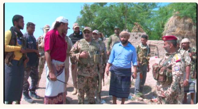 طارق صالح يتفقد خطوط التماس في محور الحديدة ويهنئ المقاتلين بقدوم شهر رمضان 