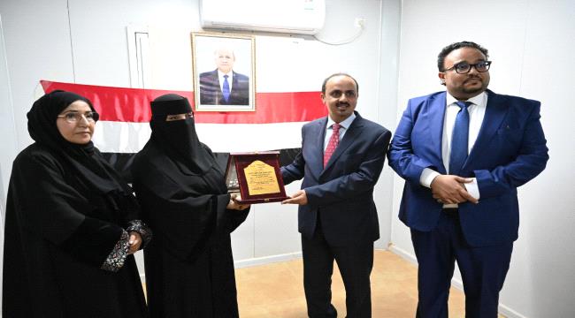 بحضور الأستاذ محمد باشراحيل .. الإرياني يكرم الفنانة التشكيلية المفلحي