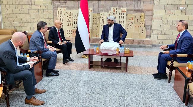 ‏المحرّمي يبحث مع السفير الأمريكي مستجدات الأوضاع في اليمن ويطالب بخطوات رادعة ضد الحوثيين