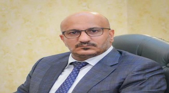 طارق صالح يتصل بمحافظ البيضاء ويوجه بعلاج الضحايا ومساعدة المنكوبين 