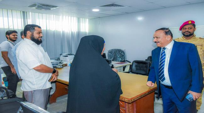 ضمن زياراته الميدانية المستمرة لمرافق الوزارة.. وزير النقل يتفقد سير العمل في مطار عدن الدولي
