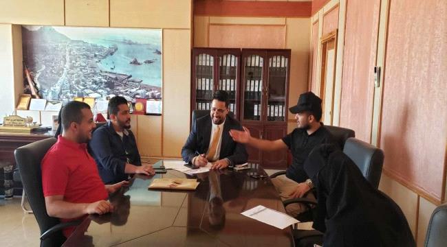لقاء يناقش تعزيز التعاون بين وكيل محافظة عدن ومنظمة مدرسة السلام