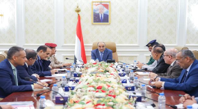 الحكومة تتوعد بتتبع مهربي العملات والأموال والسلع والبضائع وتؤكد : "لن نتهاون مع شبكات التهريب"