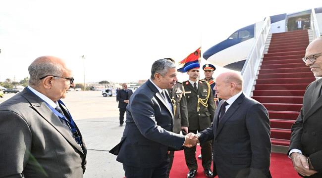الرئيس العليمي يصل القاهرة للمشاركة في اعمال القمة العربية الطارئة