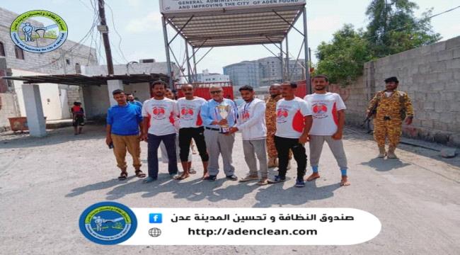 المهندس راشد يكرم حراسة الصندوق نظير فوزهم بمسابقة اختراق الضاحية