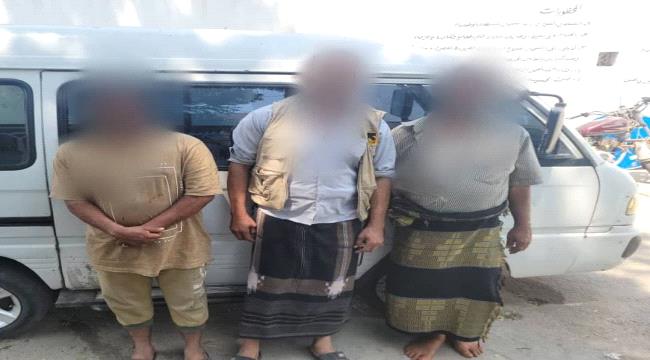 عدن | شرطة المنصورة تلقي القبض على عصابة تنهب المواطنين عبر "باص دباب"