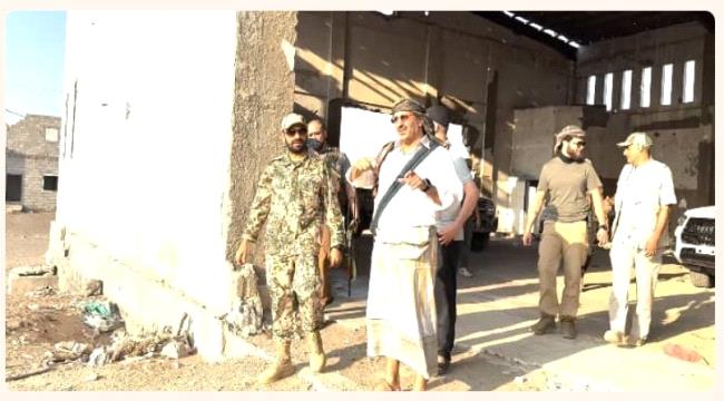 عضو مجلس القيادة طارق صالح يتفقد الصالة الرياضية في المخا ويوجه ببناء مجمع رياضي