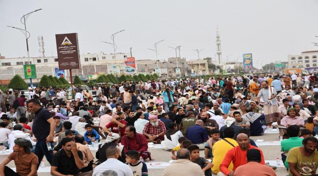 برعاية المحرّمي.. عدن تحيي الذكرى العاشرة للنصر بمهرجان جماهيري وإفطار جماعي