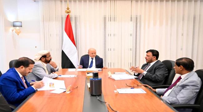 مصادر: فشل اجتماع مجلس القيادة الرئاسي في إقرار إقالة بن مبارك وتأجيل التعديلات الحكومية إلى اجتماع لاحق