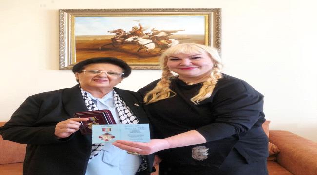 الأميرة نتاليا ميزينتسيفا تقلّد السيدة فائقة السيد باعلوي وسام الأمير باغراتيون في موسكو