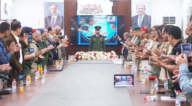 المقدم وجدي النخعي يهنئ العقيد صالح ناصر باسمير بمناسبة نيله درجة الماجستير في العلوم العسكرية