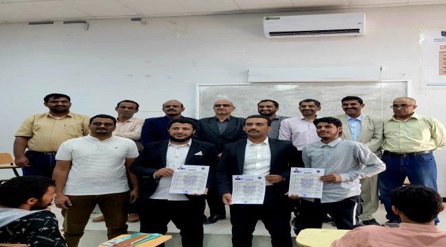 رئيس جامعة شبوة يسلّم أول بيان درجات لخريجي الدفعة الأولى بالجامعة