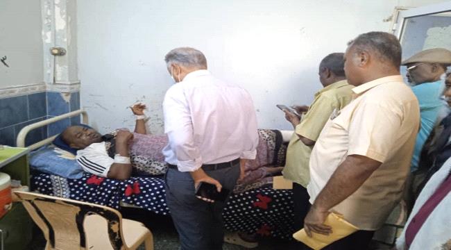 المدير العام التنفيذي المهندس قائد راشد يزور مسؤول الكنس بمديرية المنصورة للاطمئنان على صحته