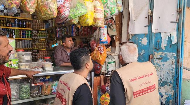 مكتب صناعة المنصورة بعدن يواصل حملته الرقابية لضبط الأسعار ويغلق عدد من المحلات المخالفة
