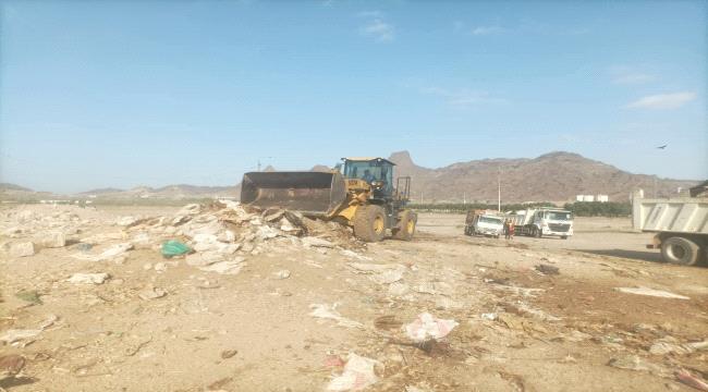 بتوجيهات المهندس قائد أنعم .. نظافة عدن تنفذ حملة عاجلة في مركز إنزال الأسماك بالبريقة