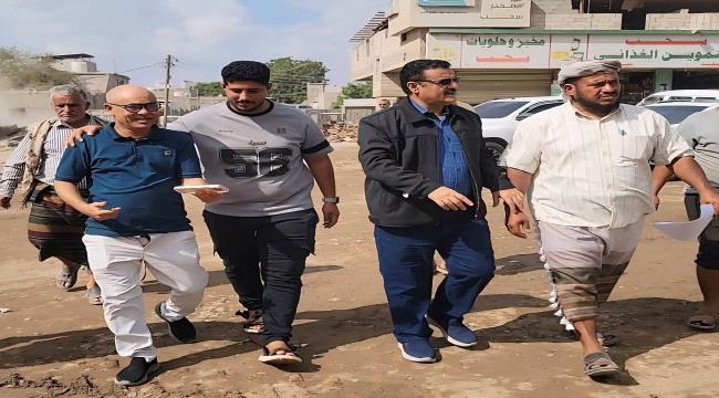 مدير عام المنصورة يدشن العمل في مشروع إنشاء دوار بئر فضل