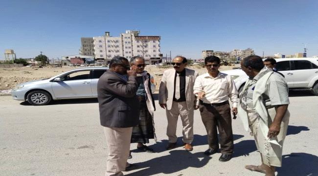 فريق حكومي ينفذ نزولًا ميدانيًا لتقييم أعمال رفع مخلفات البناء بمدينة عتق