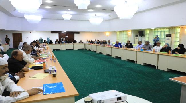 محافظ حضرموت يشارك في اختتام الاجتماع الموسع للمجموعات التشاورية ويشيد بجهود منتدى التنمية السياسية