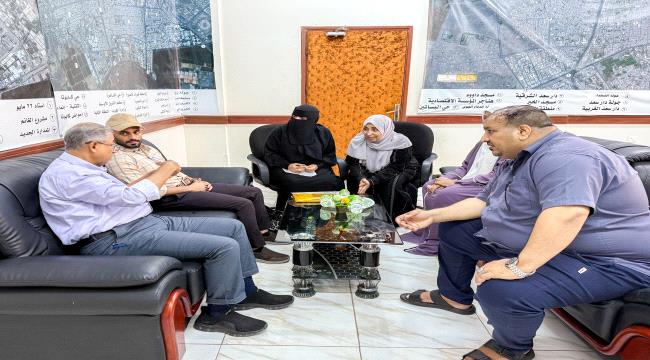 المهندس قائد راشد و بن جرادي يناقشان آلية عمل صندوق النظافة في السوق الشعبي للنساء بصيرة