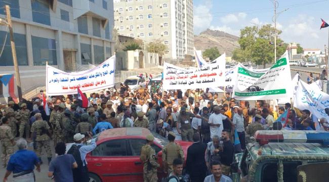 عاجل | أكبر انتفاضة ووقفة احتجاجية لأسر الشهداء والجرحى أمام قصر معاشيق الرئاسي بعدن 