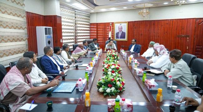 محافظ المهرة يلتقي بقيادات المكونات والكيانات السياسية ويؤكد ضرورة توحيد الجهود للحفاظ على أمن واستقرار المحافظة