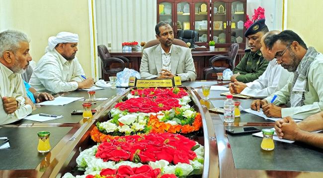 الوكيل الأول للمهرة يترأس اجتماعًا لتعزيز الرقابة على الأسواق وضبط الأسعار