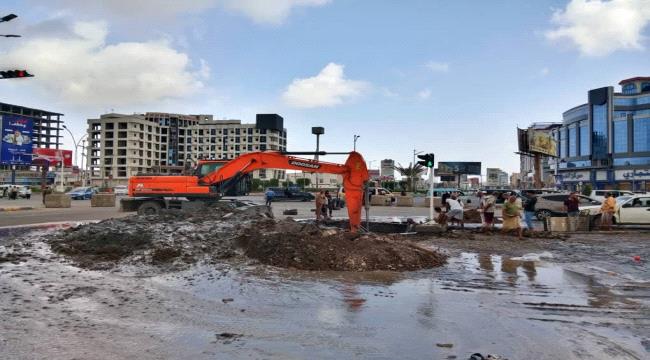 فرق صيانة مؤسسة مياه عدن تباشر إصلاح كسر في خط ضخ رئيسي بجولة كالتكس