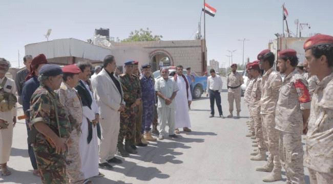 مدير شرطة المهرة يتفقد الوحدات الأمنية والعسكرية في جمرك شحن الحدودي