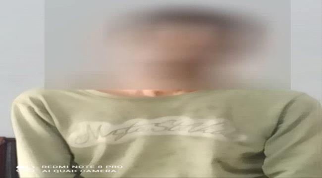 أمن العاصمة عدن يضبط أحد أخطر سارقي محتويات المركبات متلبساً وبحوزته مسروقات