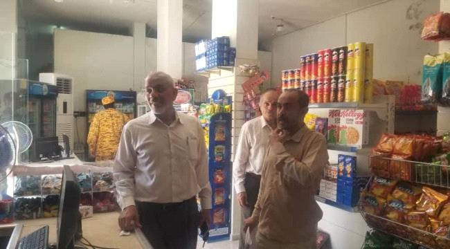 لجنة مراقبة الأسعار بمحافظة المهرة تواصل حملاتها الميدانية لضبط الأسعار في أسواق الغيضة