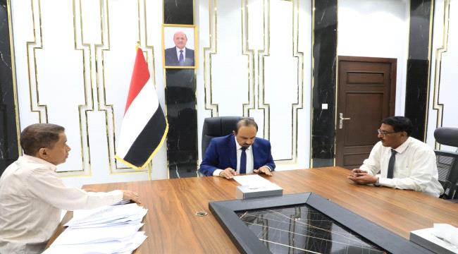 محافظ حضرموت يعمّد عددًا من مشاريع البنية التحتية بمديرية تريم