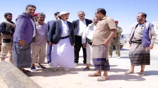المحافظ بن الوزير يتفقد مستوى الإنجاز في مشروع تأهيل المدخل الغربي لمدينة عتق